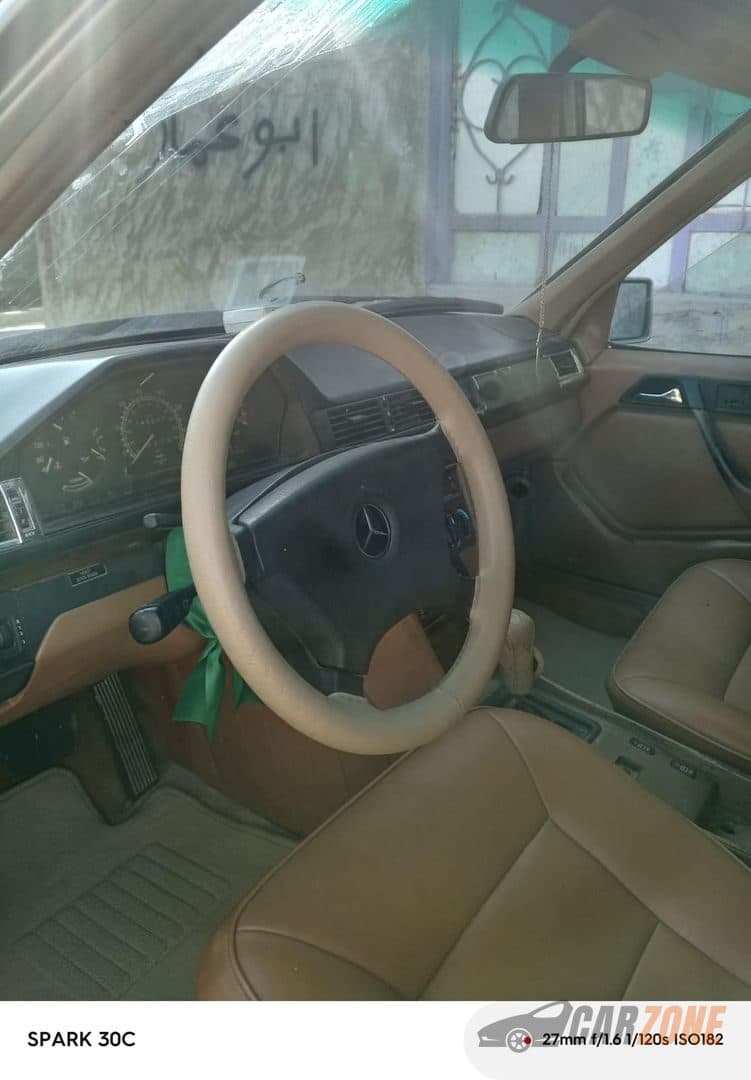 1991 Mercedes-Benz E-Class Base thumbnail 4