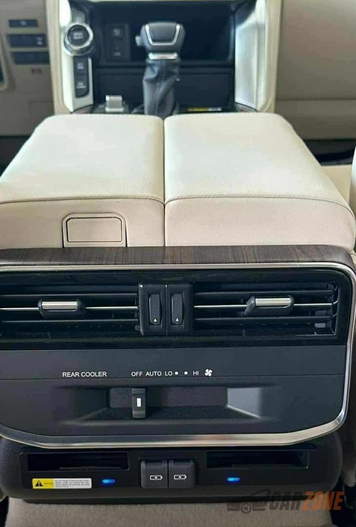 2025 Toyota Land Cruiser GXR thumbnail 4