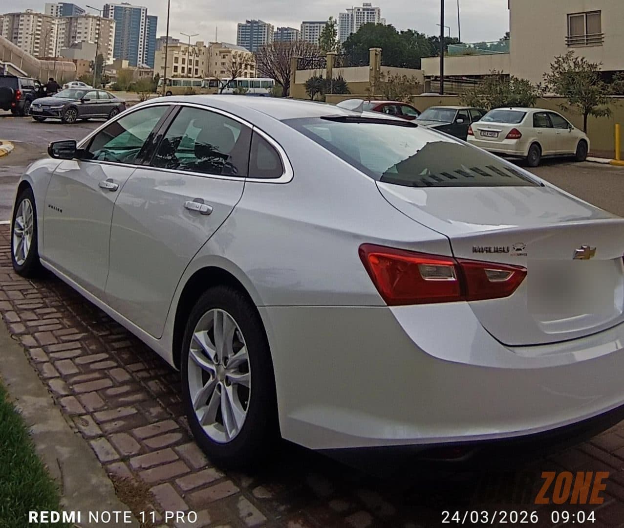 2017 Chevrolet Malibu LT thumbnail 2