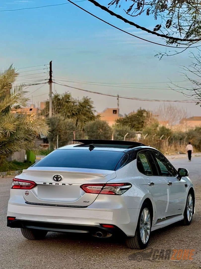 2018 Toyota Camry XLE thumbnail 3