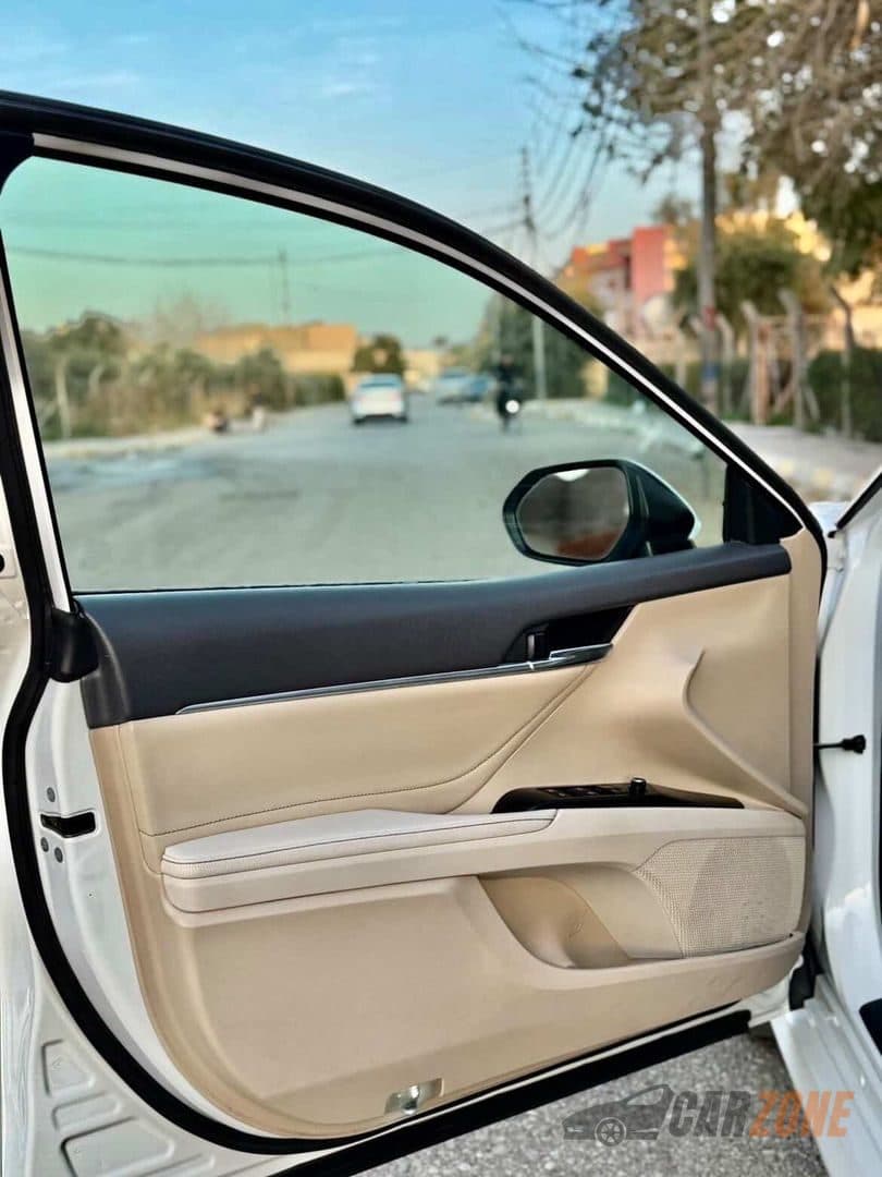 2018 Toyota Camry XLE thumbnail 6