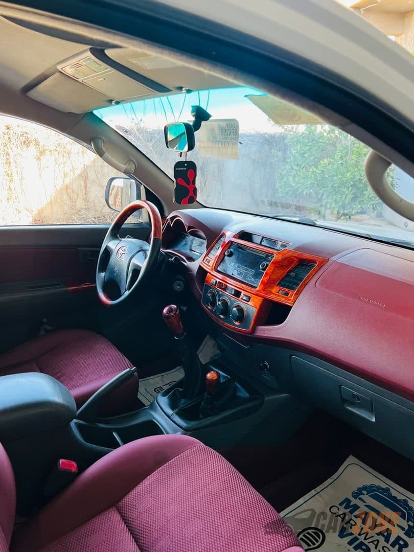 2013 Toyota Hilux thumbnail 8