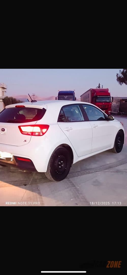 2021 Kia Rio thumbnail 3