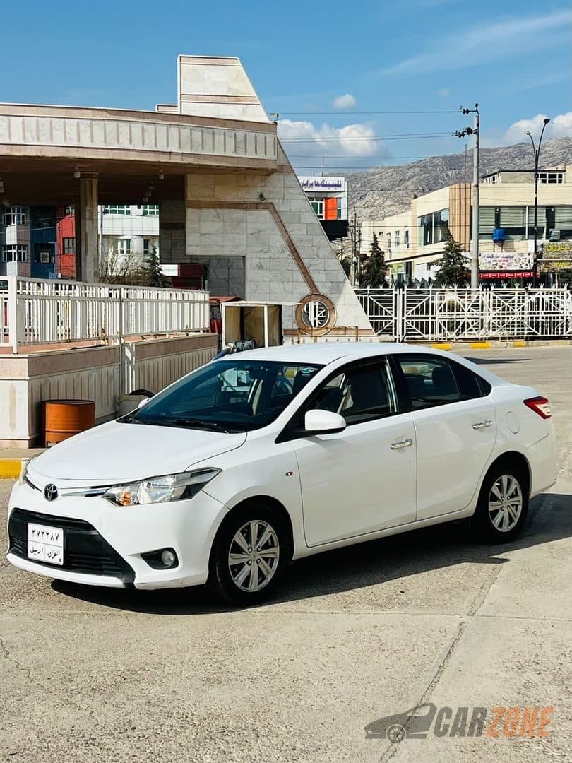 2014 Toyota Yaris SE thumbnail 2