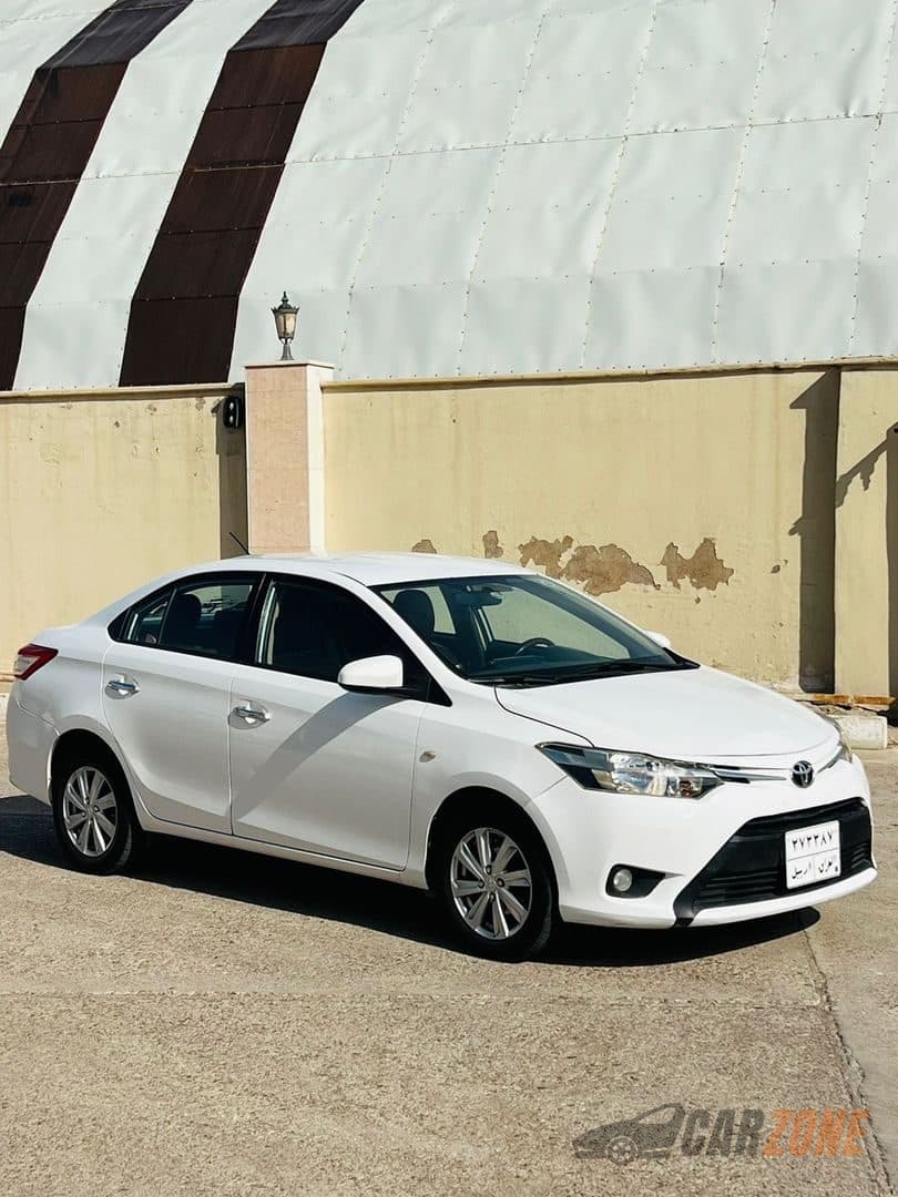 2014 Toyota Yaris SE thumbnail 3