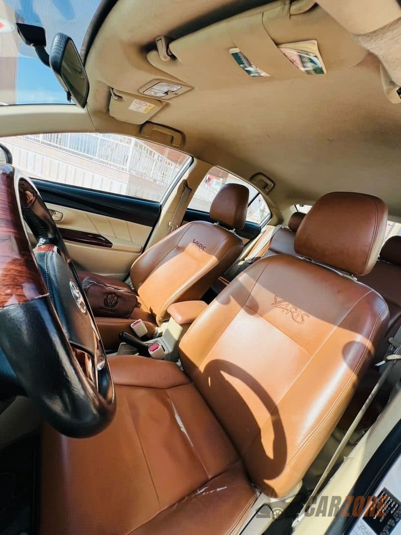 2014 Toyota Yaris SE thumbnail 5