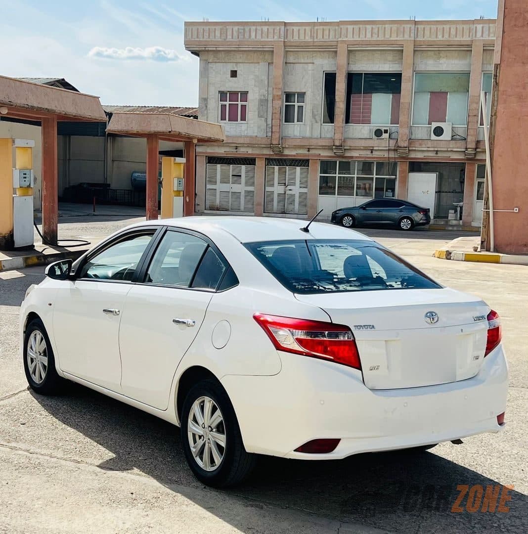 2014 Toyota Yaris SE thumbnail 4