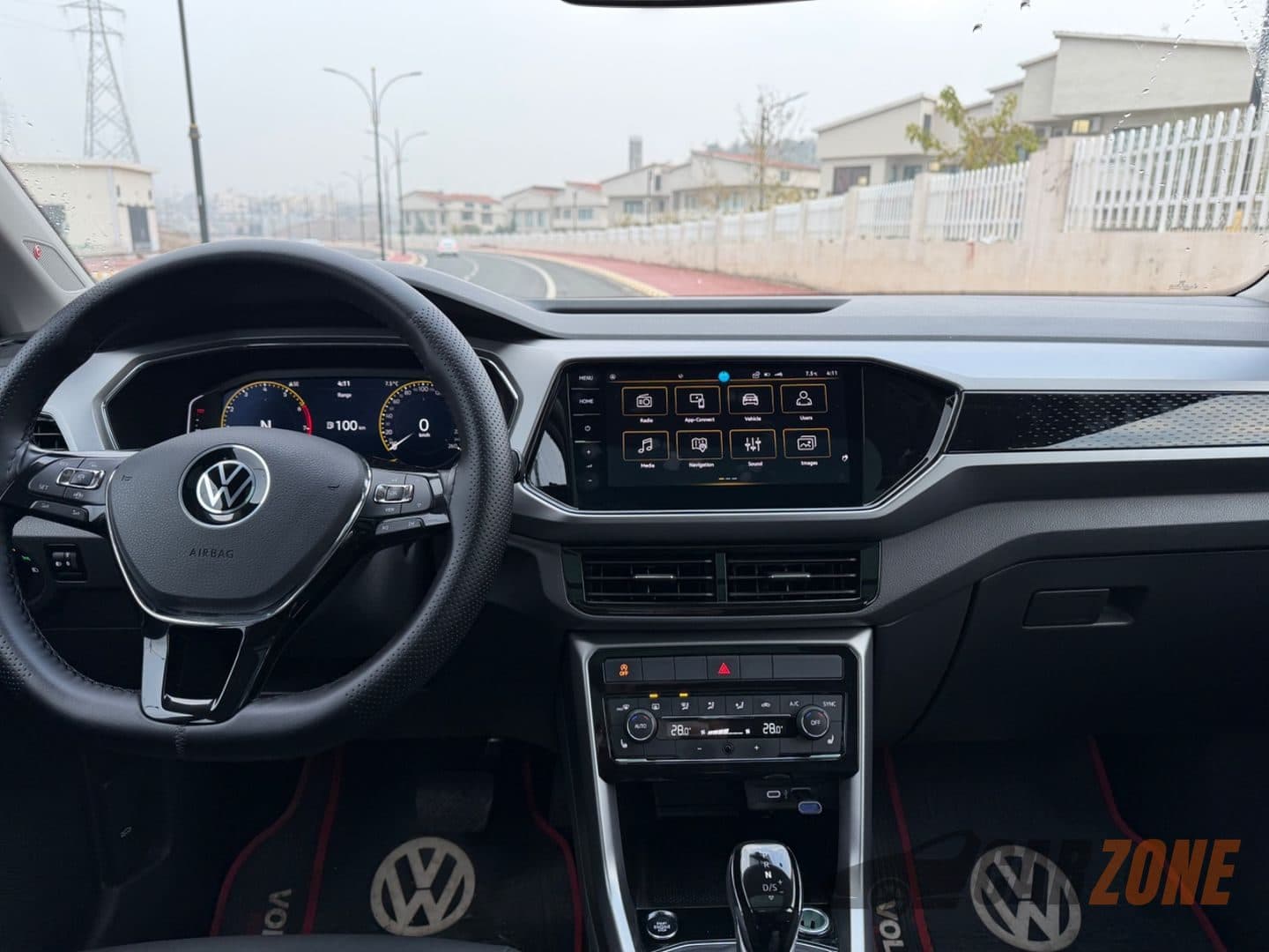 2024 Volkswagen T-Roc R-Line thumbnail 9