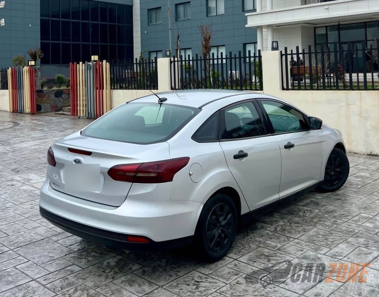 2018 Ford Focus thumbnail 3